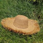 Chapeau en raphia à franges