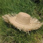 Chapeau en raphia en franges