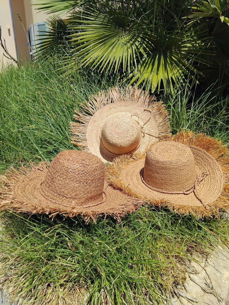 Chapeau en raphia en franges