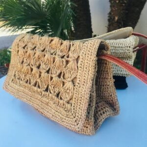 petit sac à main en raphia pour un look printemps chic