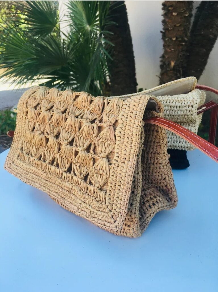 petit sac à main en raphia pour un look printemps chic