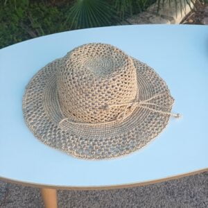 Chapeau au crochet en raphia