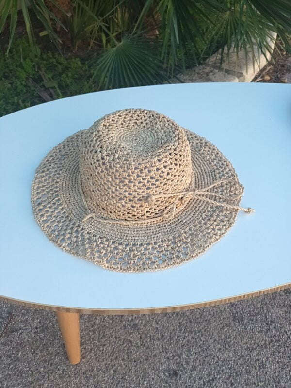 Chapeau au crochet en raphia