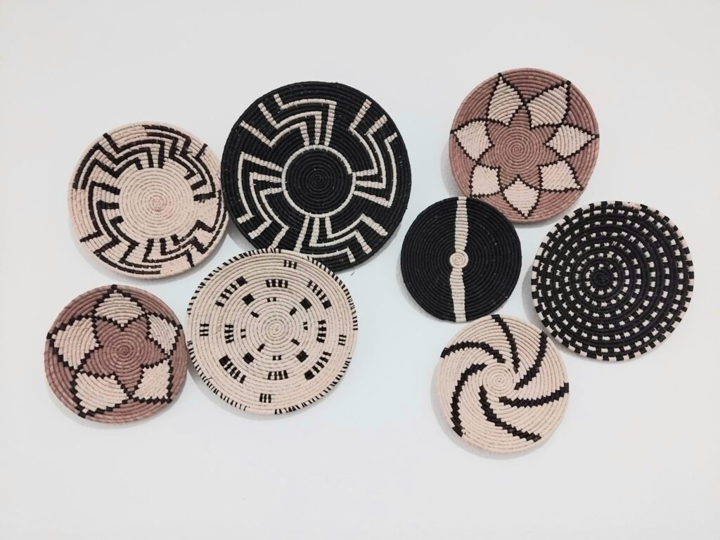 Décorer sa maison avec des objets en raphia: Assiettes murales décoratives, paniers décoratifs