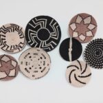 Décorer sa maison avec des objets en raphia: Assiettes murales décoratives, paniers décoratifs