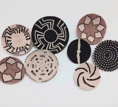 Décorer sa maison avec des objets en raphia: Assiettes murales décoratives, paniers décoratifs