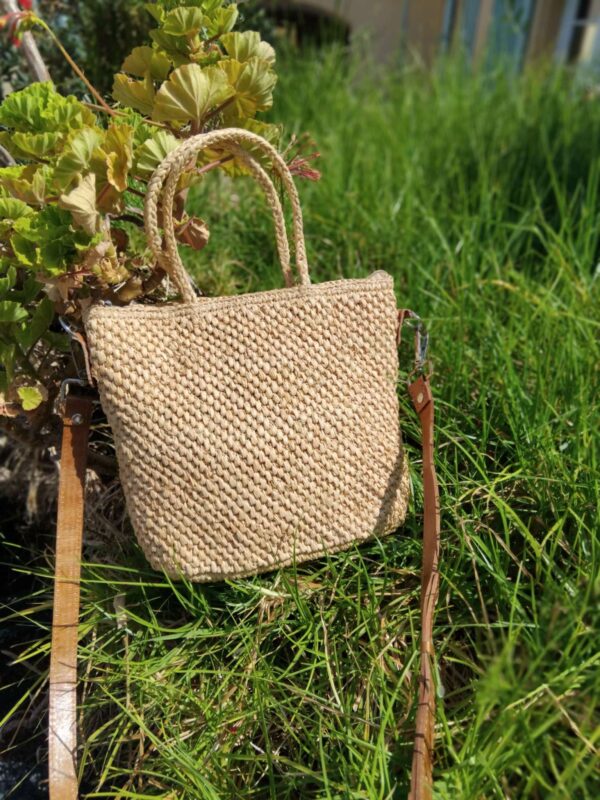 Petit sac bandoulière en raphia – Image 3