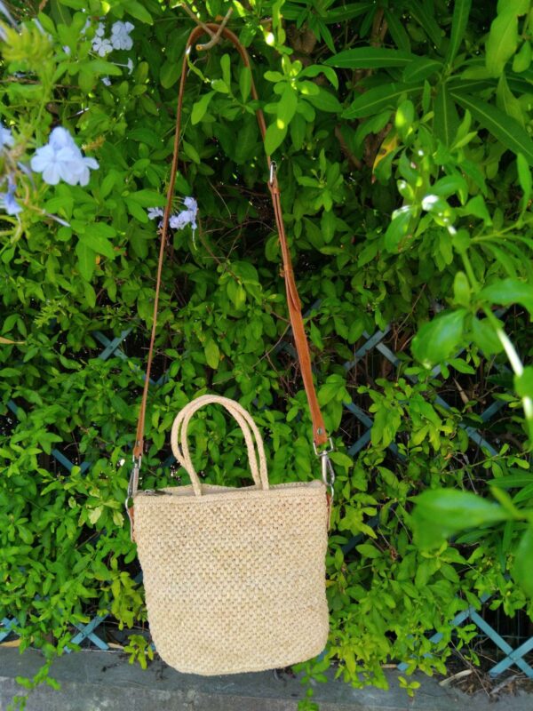 Petit sac bandoulière en raphia – Image 4