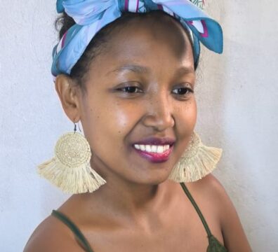 Créer des bijoux en raphia : Boucles d'oreilles en raphia