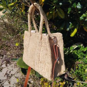 Petit sac à bandoulière en raphia naturel
